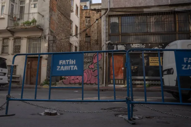 أطواق أمنية أقامتها شرطة مدينة إسطنبول التركية بالقرب من الفندق في حي الفاتح حيث كان يقيم السياح الألمان الثلاثة الذين لقوا حتفهم (د.ب.أ)