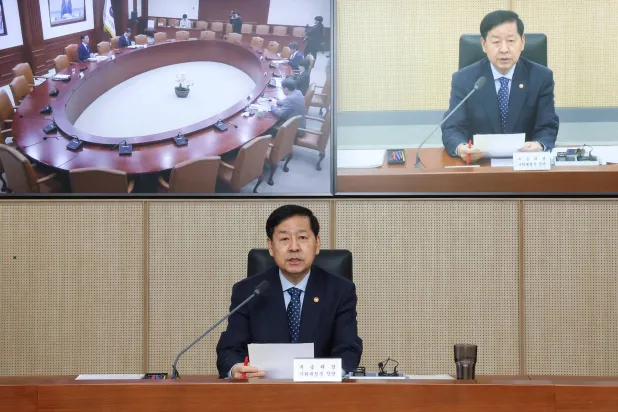 كو يون تشول يتحدث خلال اجتماع لوزراء الاقتصاد في مجمع الحكومة في سيجونغ (إ.ب.أ)