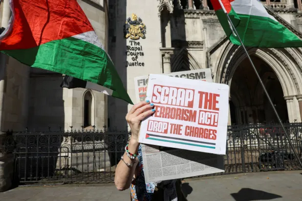 لافتة داعمة لحركة «فلسطين أكشن» خارج محكمة بريطانية (رويترز)