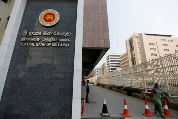تمشي امرأة أمام المدخل الرئيسي للبنك المركزي السريلانكي في كولومبو (أرشيفية - رويترز)