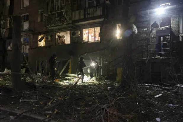 من موقع الغارة الروسية على مدينة زابوريجيا الأوكرانية (إ.ب.أ)