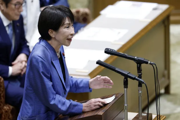 رئيسة الوزراء اليابانية ساناي تاكايتشي تتحدث خلال جلسة أمام قادة المعارضة بالعاصمة اليابانية طوكيو (إ.ب.أ)