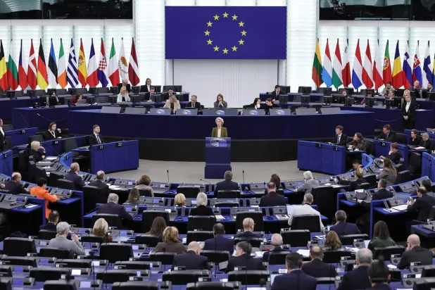 البرلمان الأوروبي في ستراسبورغ اليوم خلال مناقشة حول «موقف الاتحاد الأوروبي من الخطة المقترحة والتزام الاتحاد بتحقيق سلام عادل ودائم لأوكرانيا» (إ.ب.أ)