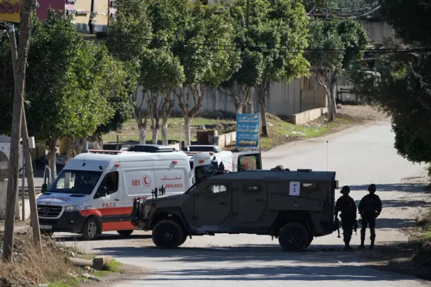 İşgal altındaki Batı Şeria'nın Tammun köyünde düzenlenen askeri operasyon sırasında İsrail askerleri (AP)