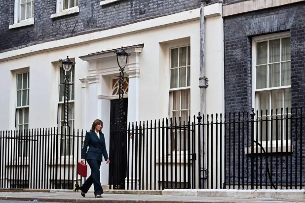 ريفز تسير حاملةً صندوق الموازنة الأحمر بعد مغادرتها «داونينغ ستريت»