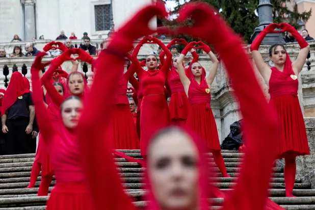 راقصات يظهرن خلال فعالية نظمتها منظمة لحقوق المرأة لزيادة الوعي باليوم العالمي للقضاء على العنف ضد المرأة في روما (رويترز)