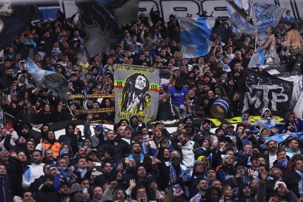 المشجع الإنجليزي بات ضحية للشغب بعد أن كان هو السبب (أ.ف.ب)