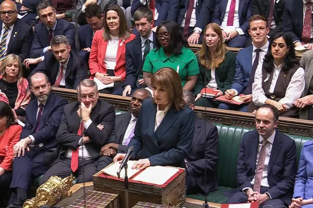 وزيرة الخزانة البريطانية راشيل ريفز تتحدث في البرلمان الأربعاء عن بنود الموازنة (أ.ف.ب)