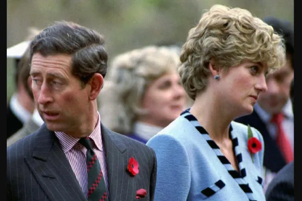 الأميرة البريطانية ديانا تقف إلى جانب زوجها تشارلز (رويترز)