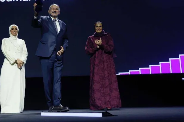 الفنان السوري جمال سليمان يتسلم جائزة التميز الإبداعي بمهرجان الدوحة (الشرق الأوسط)