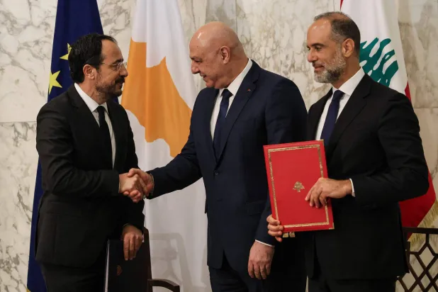 الرئيسان اللبناني جوزيف عون والقبرصي نيكوس خريستودوليدس ووزير الأشغال فايز رسامني بعد توقيع الاتفاق في بيروت (أ.ف.ب)