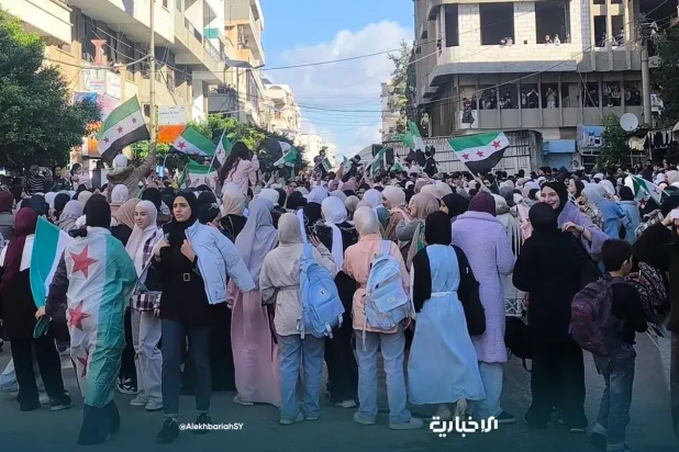 Suriye hükümetine destek amacıyla Tartus'ta düzenlenen gösteriden (Suriye devlet televizyonu el-İhbariyye)