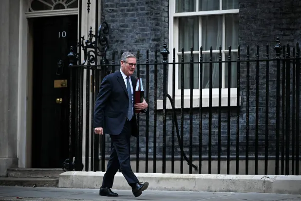 رئيس الوزراء البريطاني كير ستارمر يغادر مقر رئاسة الوزراء في «داونينغ ستريت» متوجهاً إلى البرلمان (أ.ف.ب)