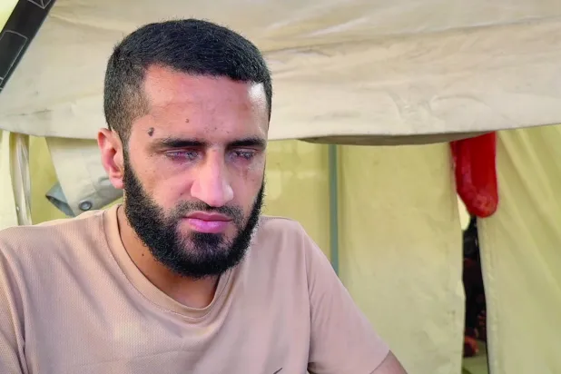 محمود أبو فول أسير فلسطيني سابق في مُعتقل «سدي تيمان» الإسرائيلي فقد بصره بسبب التعذيب (الشرق الأوسط)