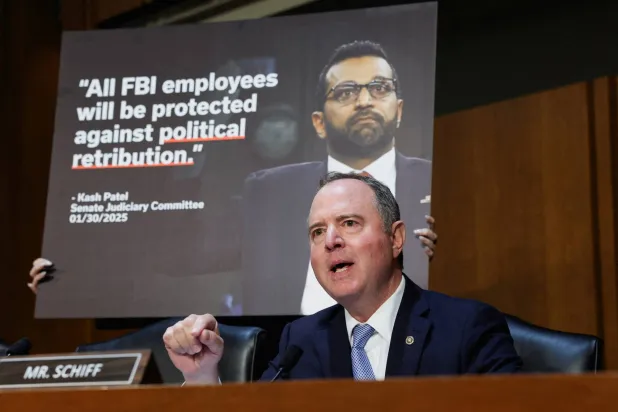السيناتور الأميركي آدم شيف (ديمقراطي من كاليفورنيا) يتحدث أمام لافتة عليها صورة مدير «مكتب التحقيقات الفيدرالي» كاش باتيل في أثناء إدلائه بشهادته أمام لجنة القضاء في مجلس الشيوخ بشأن الإشراف على «مكتب التحقيقات الفيدرالي» على تلة الكابيتول في العاصمة واشنطن - 16 سبتمبر 2025 (رويترز)