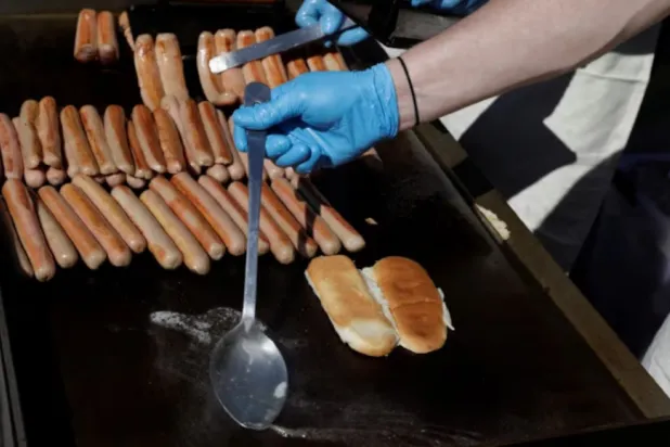 اللحوم المصنعة غالباً ما تكون غنية بالصوديوم والدهون المشبعة والسعرات الحرارية (رويترز)