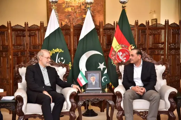 صورة نشرها حساب لاريجاني الرسمي على منصة «إكس» من لقائه مع رئيس أركان الجيش الباكستاني المشير عاصم منير الأربعاء
