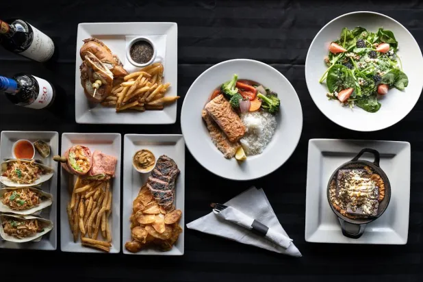 أي بروتين أفضل الدجاج أم السلمون؟ (بيكسلز)