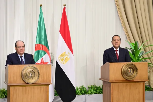رئيس الوزراء المصري ونظيره الجزائري خلال مؤتمر صحافي في أعقاب انعقاد اللجنة الدائمة المشتركة بين البلدين (مجلس الوزراء المصري)