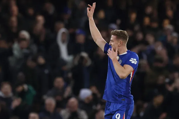 ديلاب محتفلاً بهدفه في برشلونة (رويترز)