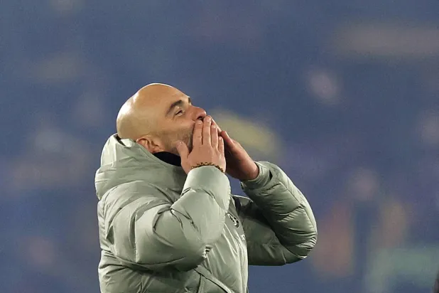 ماريسكا محتفلاً بالفوز الكبير (رويترز)