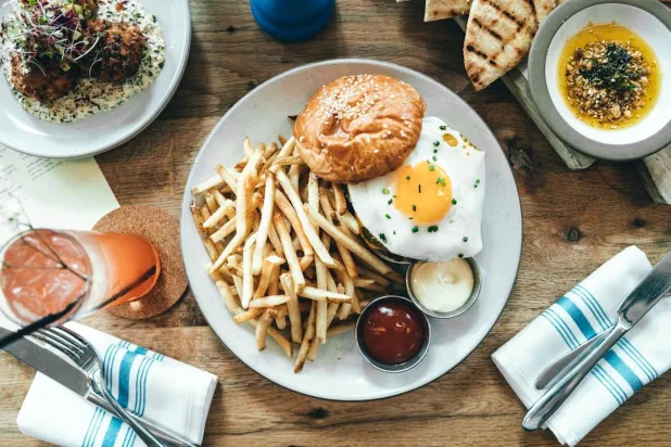 ماذا يحصل لمستويات الدهون في الجسم عندما نعتاد على تخطي وجبة الفطور؟ (بيكسلز)