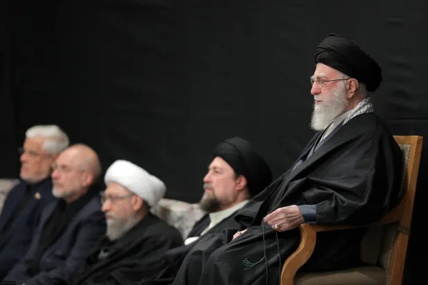 صورة نشرها موقع خامنئي الرسمي من مشاركته في مراسم دينية مساء الثلاثاء