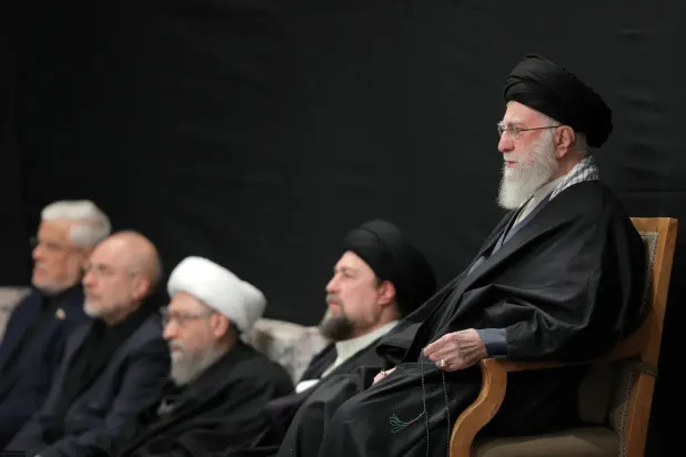 Hamaney'in resmi internet sitesinde yayınlanan, Salı akşamı dini törenlere katılımını gösteren fotoğraf