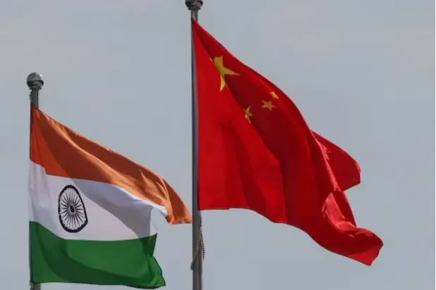 Çin ve Hindistan bayrakları Çin'in Tianjin kentinde dalgalanıyor (Reuters)