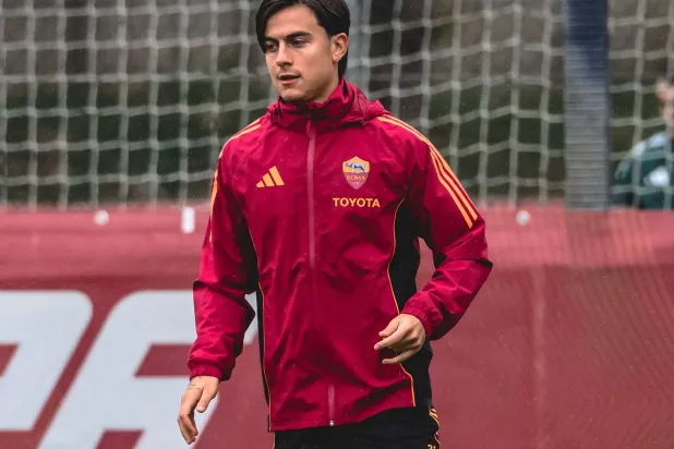 ديبالا خلال تدريبات روما الأخيرة (موقع النادي)