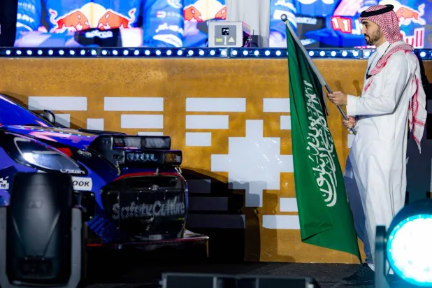 الأمير عبدالعزيز الفيصل يعطي شارة الإنطلاقة للسباق الكبير (الشرق الأوسط)