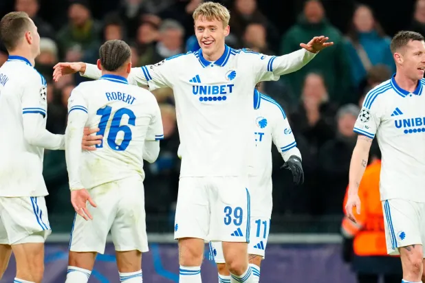 داداسون محتفلا بالهدف (أ.ف.ب)