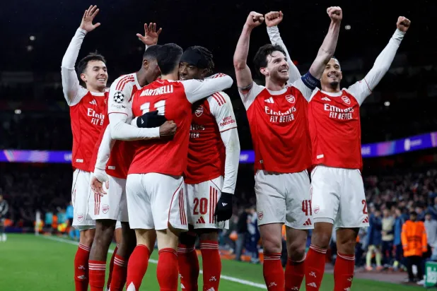 لاعبو أرسنال يحتفلون بالهدف الثالث (رويترز)