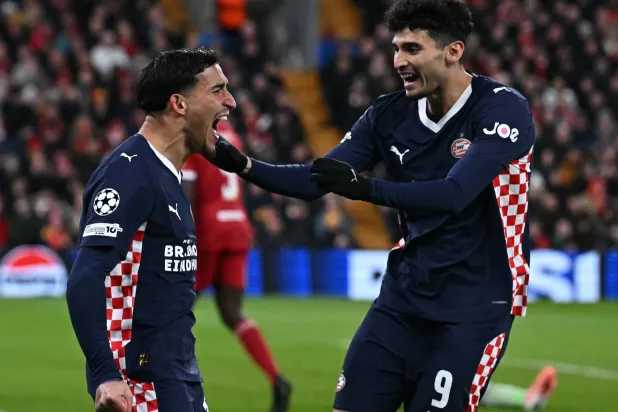 دريوش محتفلا بهدفه الشخصي الأول في شباك ليفربول (أ.ف.ب)