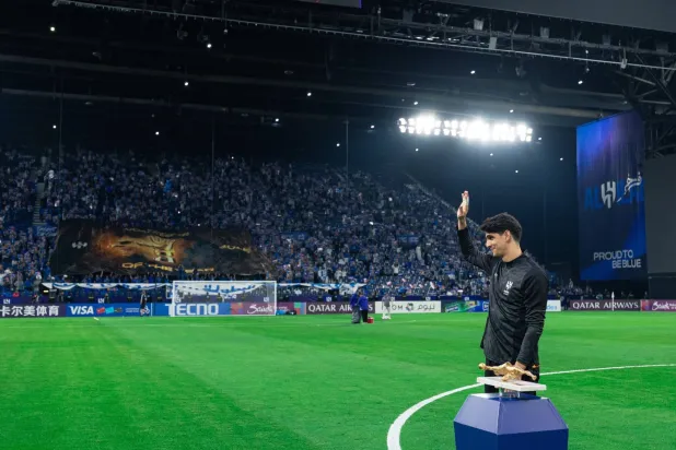 المغربي بونو لحظة تكريمه (موقع النادي)