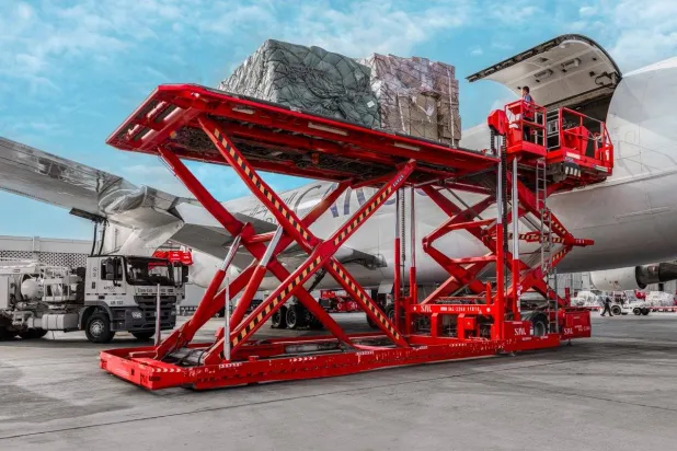 جانب من أعمال نقل البضائع في أحد المطارات السعودية (شركة سال)