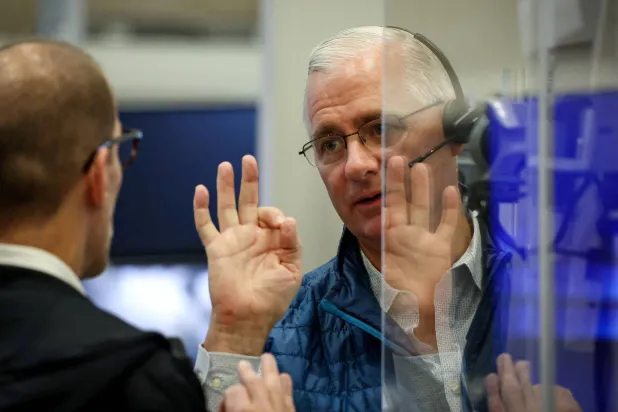 متداولو العقود الآجلة والخيارات يعملون في بورصة نيويورك (رويترز)