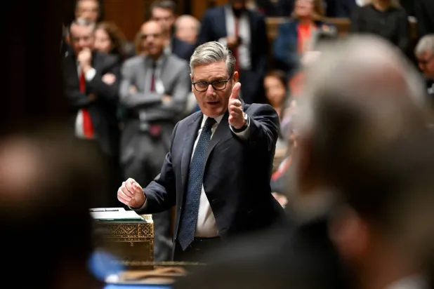 Birleşik Krallık Başbakanı Keir Starmer, Londra'daki Avam Kamarası'nda konuşma yapıyor. (Reuters)