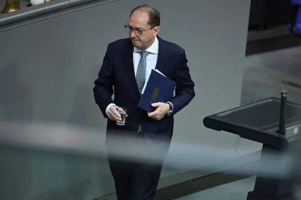 وزير الداخلية الألماني ألكسندر دوبريندت بعد إلقائه كلمة في جلسة عامة لمجلس النواب الألماني يوم 27 نوفمبر 2025 (رويترز)