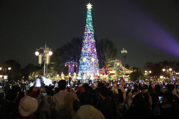 زوار في حديقة «ديزني لاند» بمدينة شنغهاي الصينية (رويترز)