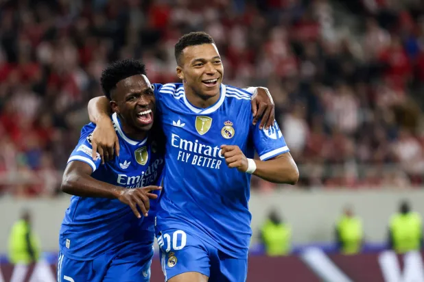 صحيفة «سبورت» قالت إن مبابي وفينيسيوس تجنَّبا إقالة تشابي ألونسو (إ.ب.أ)