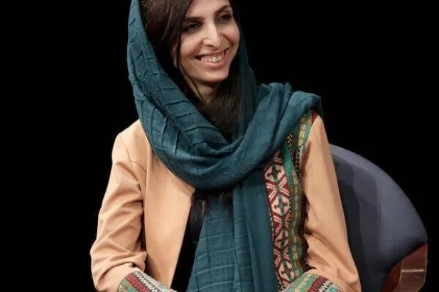 اضطرت رويا محبوب إلى الفرار من أفغانستان بعد عودة «طالبان» إلى السلطة وازدياد التهديدات بالقتل بسبب جهودها في تعليم الفتيات... وهي الآن تعيش بالولايات المتحدة (أ.ب)