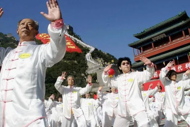 أشخاص يمارسون تمارين «التاي تشي» (أ.ف.ب)