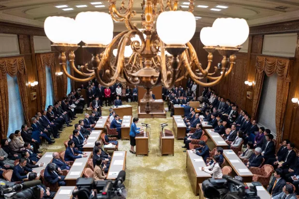 جانب من نقاش الموازنة بين رئيسة الوزراء ساناي تاكايتشي وقادة المعارضة في البرلمان الياباني (أ.ف.ب)