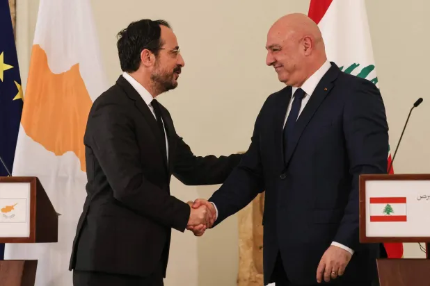 الرئيس القبرصي نيكوس خريستودوليدس (يساراً) يصافح نظيره اللبناني جوزيف عون في ختام مؤتمرهما الصحافي المشترك بالقصر الرئاسي بلبنان الأربعاء (أ.ف.ب)