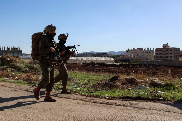 جنود إسرائيليون يقومون بدوريات في شوارع طوباس بالضفة الغربية المحتلة خلال عملية عسكرية (أ.ف.ب)