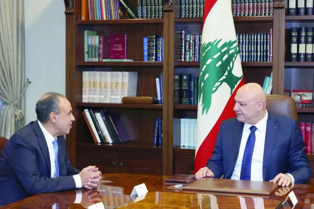 الرئيس اللبناني جوزيف عون مجتمعاً مع وزير الخارجية المصري بدر عبد العاطي (إ.ب.أ)
