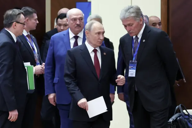 Rusya Devlet Başkanı Vladimir Putin, Kolektif Güvenlik Anlaşması Örgütü'nün (KGAÖ) genişletilmiş zirve toplantısı öncesinde Kremlin sözcüsü Dmitriy Peskov'u dinliyor, (EPA) 