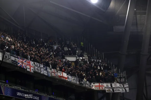 تم إبقاء المشجعين المسافرين داخل الملعب لمدة ساعة كإجراء لضمان سلامتهم (إ.ب.أ)