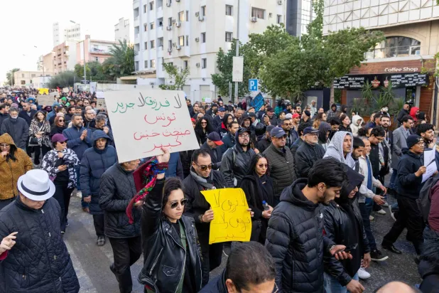 مظاهرة نظمها حقوقيون للمطالبة بإطلاق سراح المتهمين بالتآمر ضد أمن الدولة (إ.ب.أ)